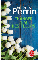 Changer l-eau des fleurs