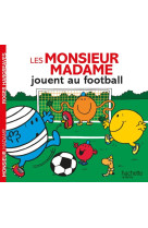 Les monsieur madame jouent au football