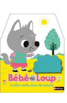 Bébé loup cache-cache dans la nature