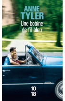 Une bobine de fil bleu