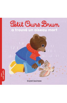 Petit ours brun a trouve un oiseau mort