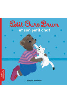 Petit ours brun s'amuse avec son chat