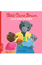 Petit ours brun joue avec le bebe