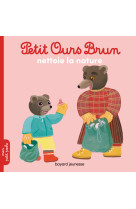 Petit ours brun nettoie la nature